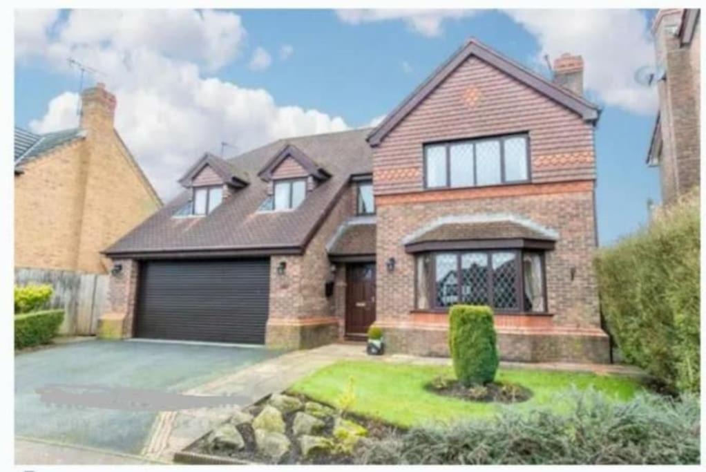 Entire And Exclusive Four Bed Detached Villa Lostock Exteriör bild