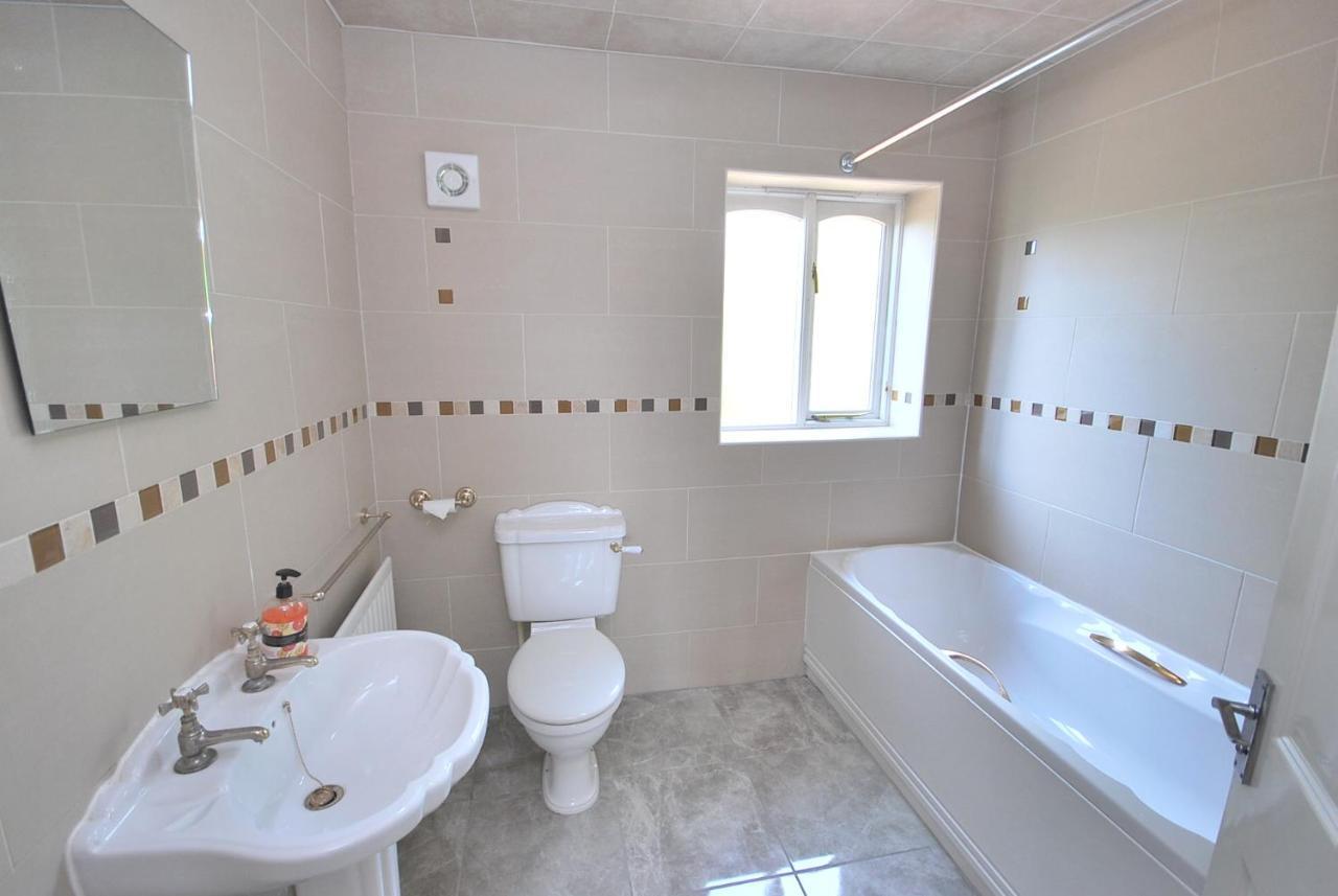 Entire And Exclusive Four Bed Detached Villa Lostock Exteriör bild