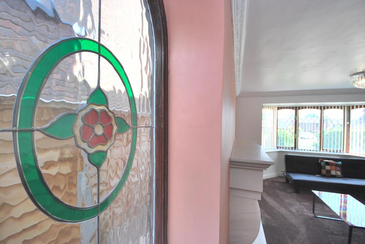 Entire And Exclusive Four Bed Detached Villa Lostock Exteriör bild