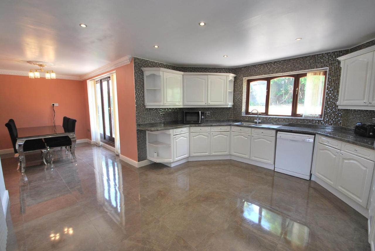 Entire And Exclusive Four Bed Detached Villa Lostock Exteriör bild
