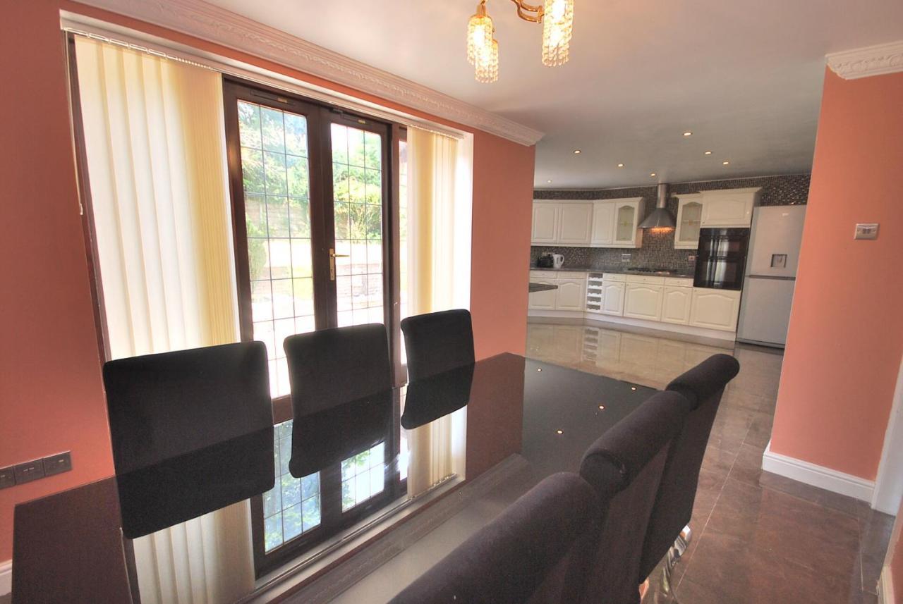 Entire And Exclusive Four Bed Detached Villa Lostock Exteriör bild