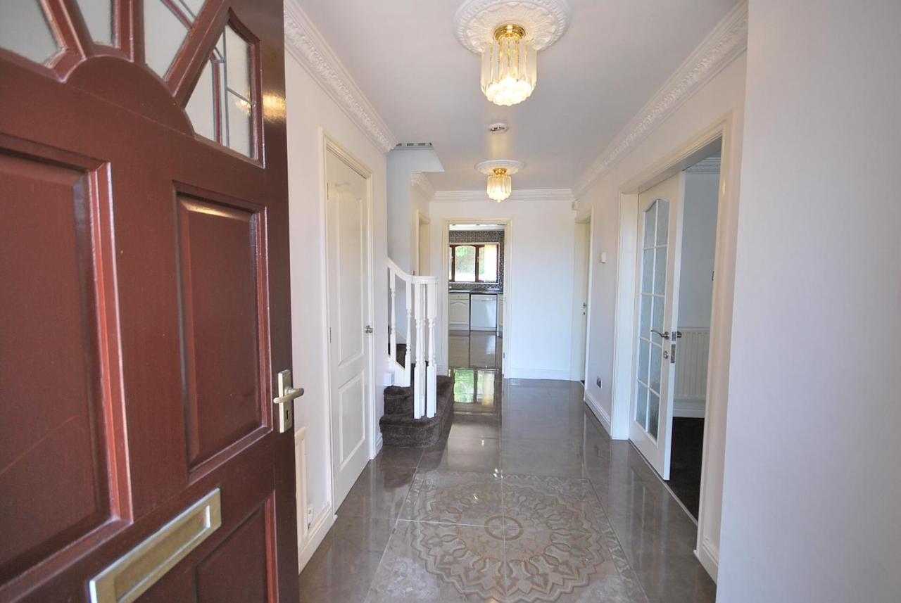 Entire And Exclusive Four Bed Detached Villa Lostock Exteriör bild