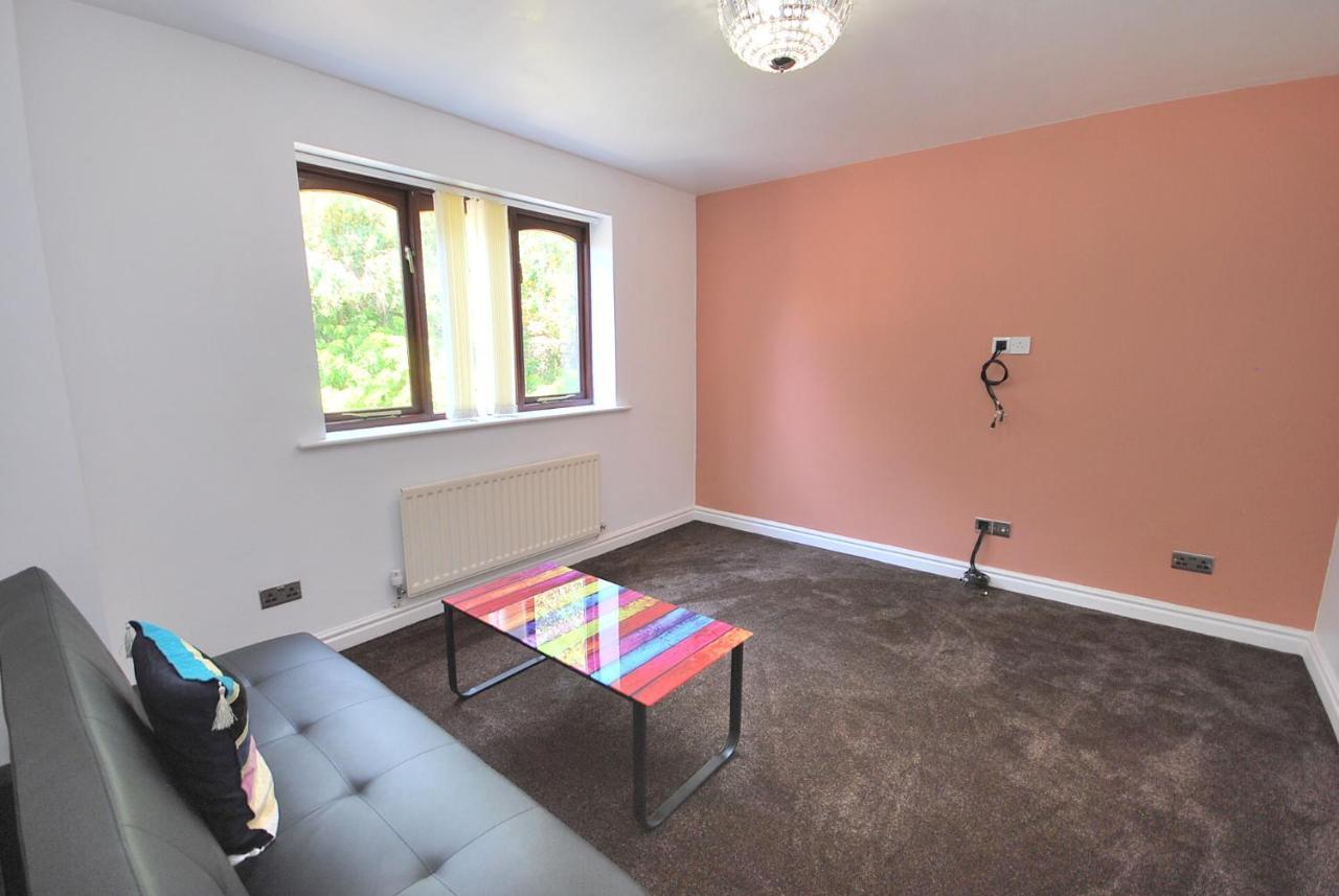 Entire And Exclusive Four Bed Detached Villa Lostock Exteriör bild