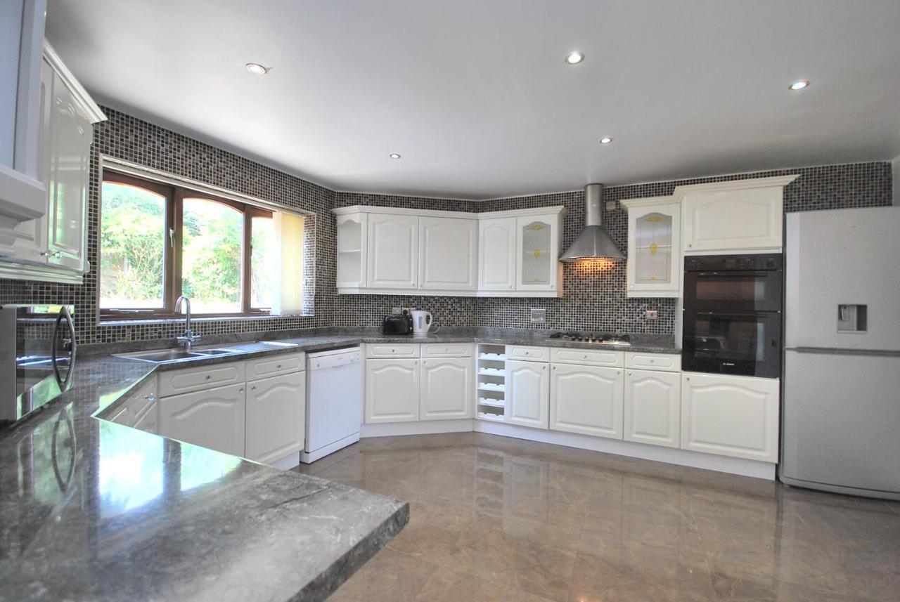 Entire And Exclusive Four Bed Detached Villa Lostock Exteriör bild