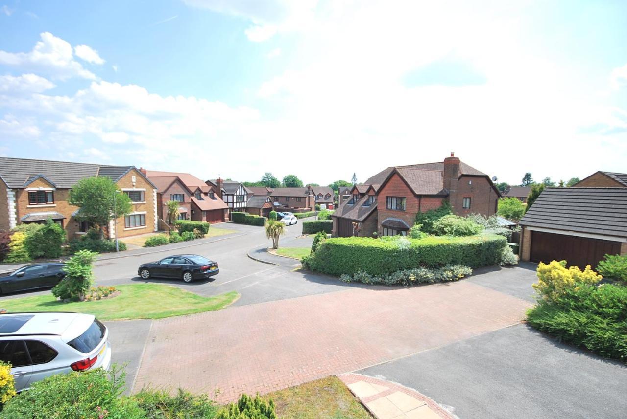 Entire And Exclusive Four Bed Detached Villa Lostock Exteriör bild
