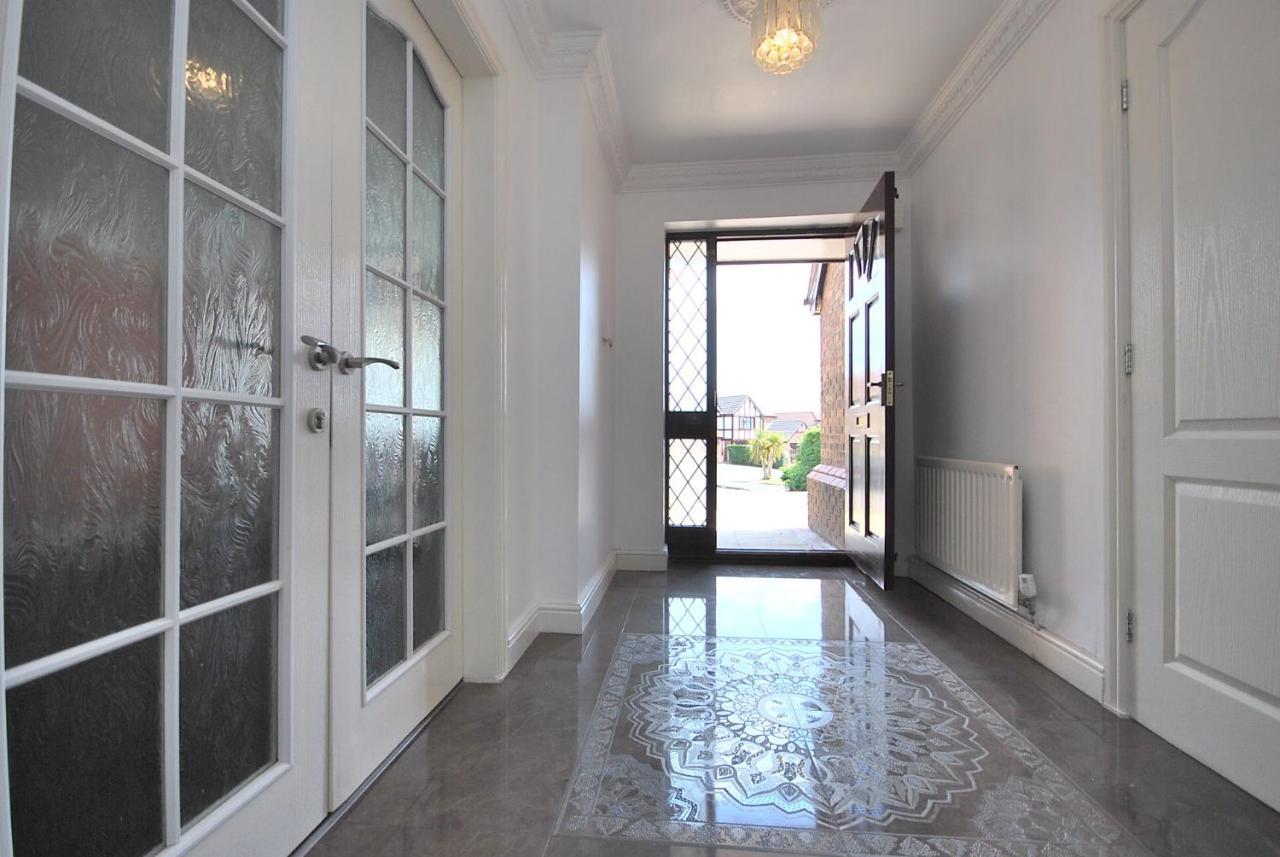 Entire And Exclusive Four Bed Detached Villa Lostock Exteriör bild