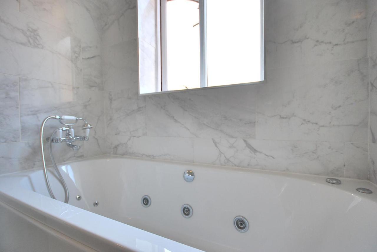 Entire And Exclusive Four Bed Detached Villa Lostock Exteriör bild