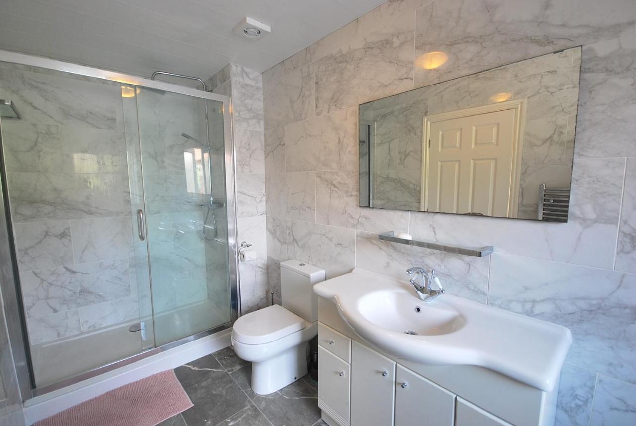 Entire And Exclusive Four Bed Detached Villa Lostock Exteriör bild