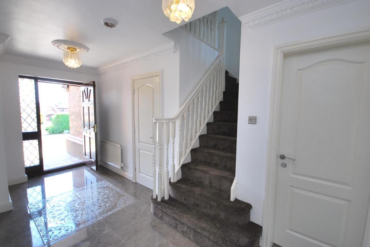 Entire And Exclusive Four Bed Detached Villa Lostock Exteriör bild