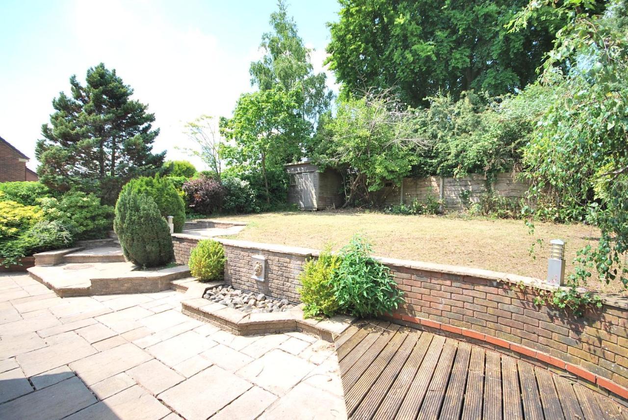 Entire And Exclusive Four Bed Detached Villa Lostock Exteriör bild