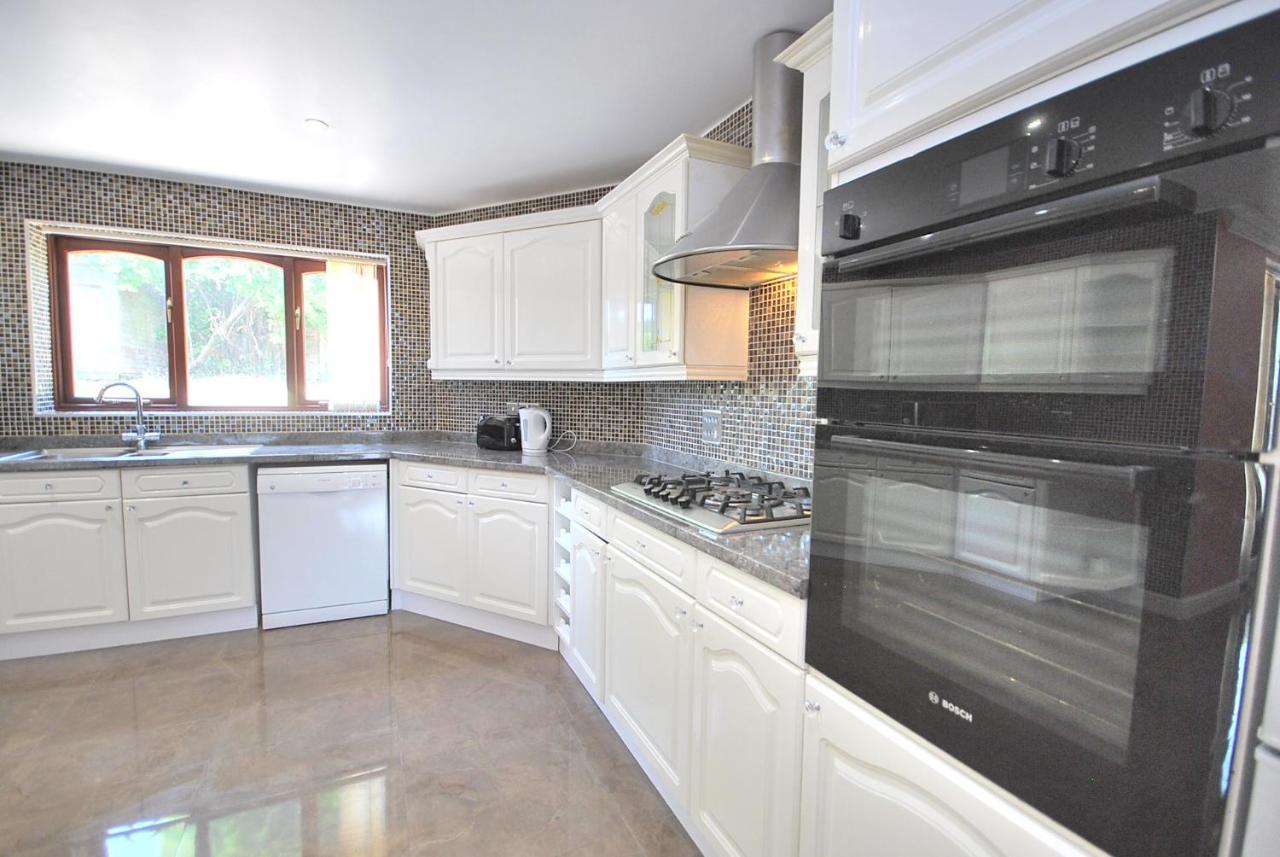 Entire And Exclusive Four Bed Detached Villa Lostock Exteriör bild